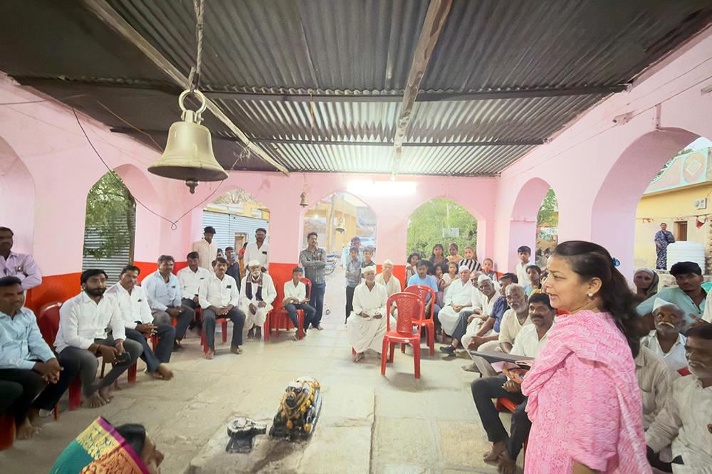 खासदार प्रणिती शिंदे यांचा अक्कलकोट दौरा; ग्रामस्थांच्या समस्या सोडविण्याची ग्वाही 